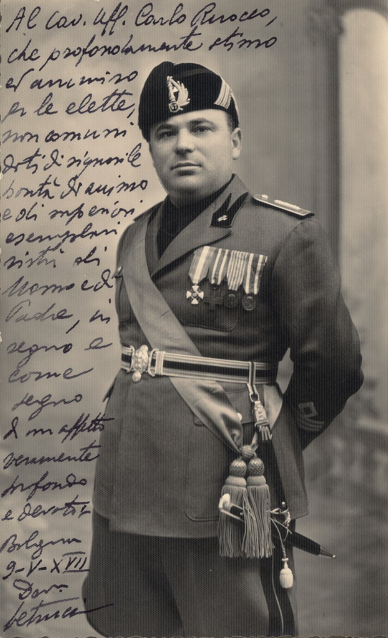 Album "MVSN- Blackshirts": Centurion Milicji w pełnym umundurowaniu, 05/1939 (zdjęcie czarno-białe) autorstwa Pasquini Pasquini