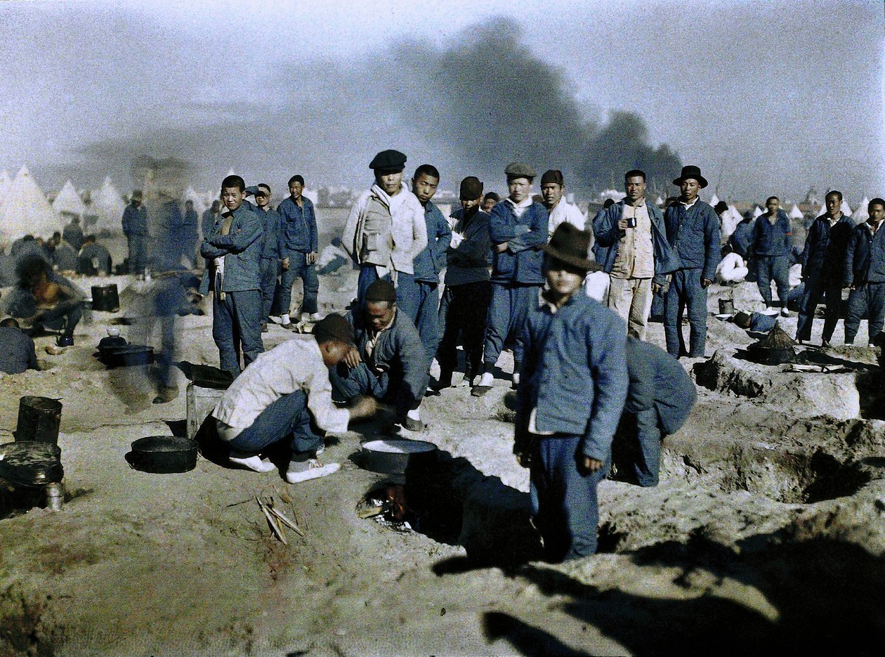 Obóz robotników z brytyjsko-chińskiego korpusu pracy rekrutowanych do udziału w kampanii na Bliskim Wschodzie, Egipt, 1917 (autochrom) autorstwa Paul Castelnau