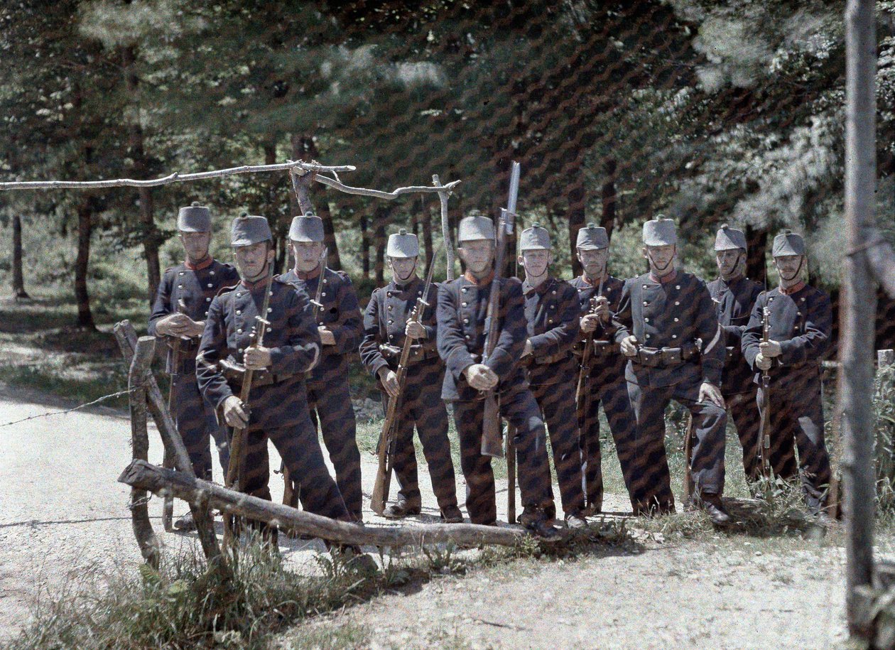 Grupa szwajcarskich strażników granicznych za płotem między Szwajcarią a Francją, departament Haut-Rhin, Alzacja, Francja, 19 czerwca 1917 r. (autochrom) autorstwa Paul Castelnau