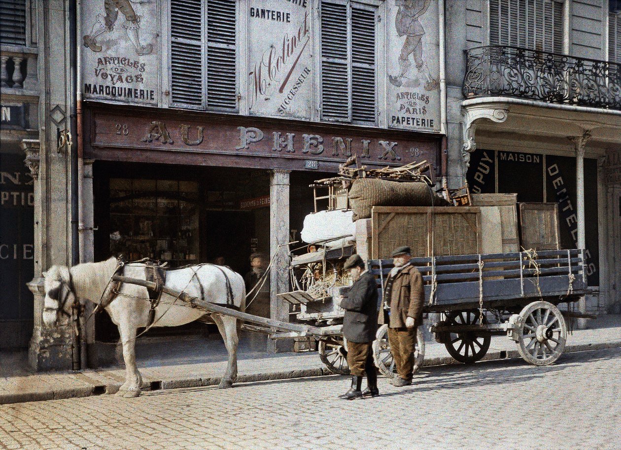 Wóz konny załadowany meblami i rzeczami osobistymi przed sklepem z galanterią skórzaną, Reims, Francja, 4 maja 1917 (autochrome) autorstwa Paul Castelnau