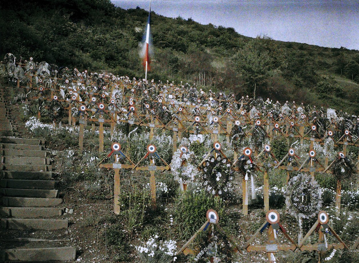 Cmentarz wojskowy na zboczu wzgórza w miejscowości Moosch, Alzacja, Francja, 1917 (autochrom) autorstwa Paul Castelnau