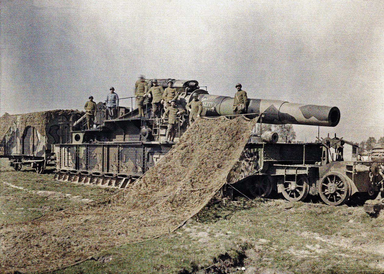 Ośmiu francuskich żołnierzy kamufluje działo kolejowe 370 mm z napisem Keity, Noyon, Oise, Francja, 5 września 1917 (autochrome) autorstwa Paul Castelnau