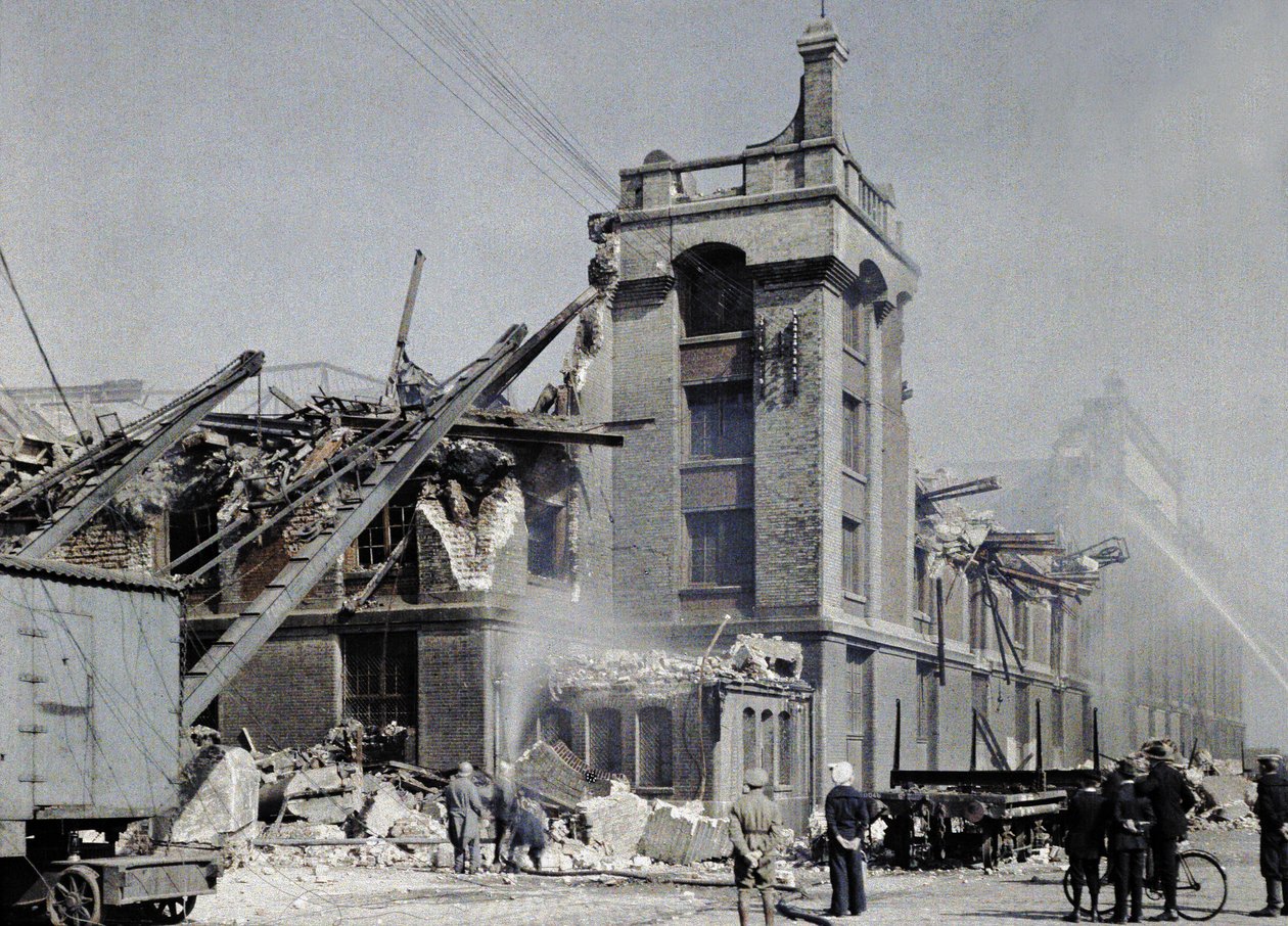 Francuscy strażacy, wojskowi i cywile próbują zapobiec rozprzestrzenianiu się pożarów po bombardowaniach z 2 i 3 września, które dotknęły kilka budynków w Dunkierce, w tym magazyn Ba autorstwa Paul Castelnau