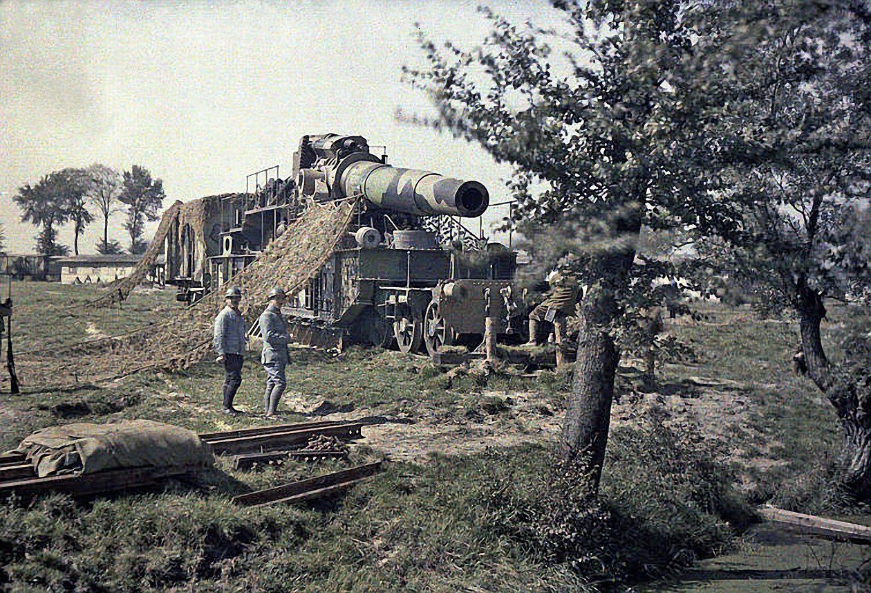 Francuscy żołnierze kamuflują działa kolejowe 370 mm z napisem Keity, Noyon, Oise, Francja, 5 września 1917 (autochrome) autorstwa Paul Castelnau