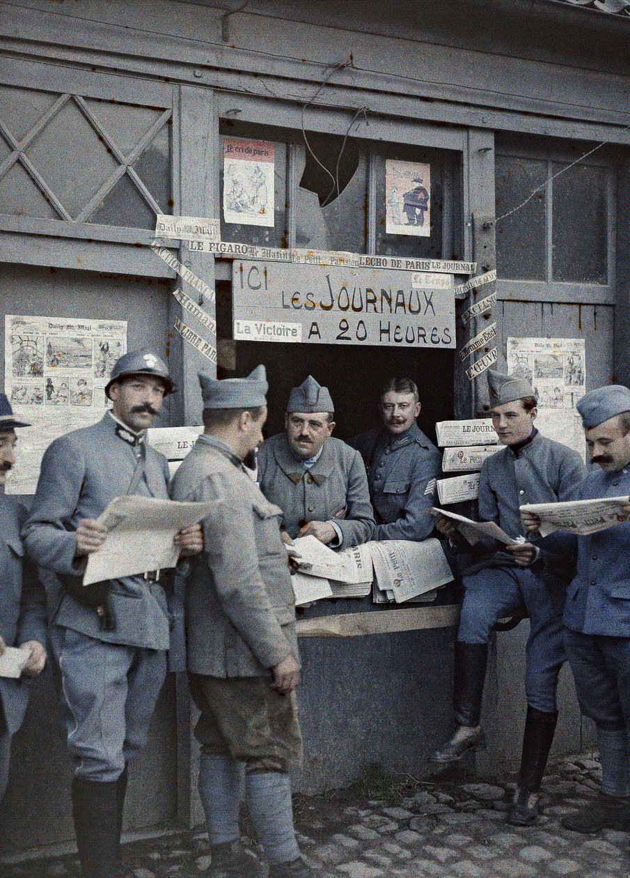 Francuscy żołnierze kupujący i czytający gazety w kiosku w Rexpoede, Department Nord, Region Nord-Pas-de-Calais, Francja, 6 września 1917 (autochrome) autorstwa Paul Castelnau