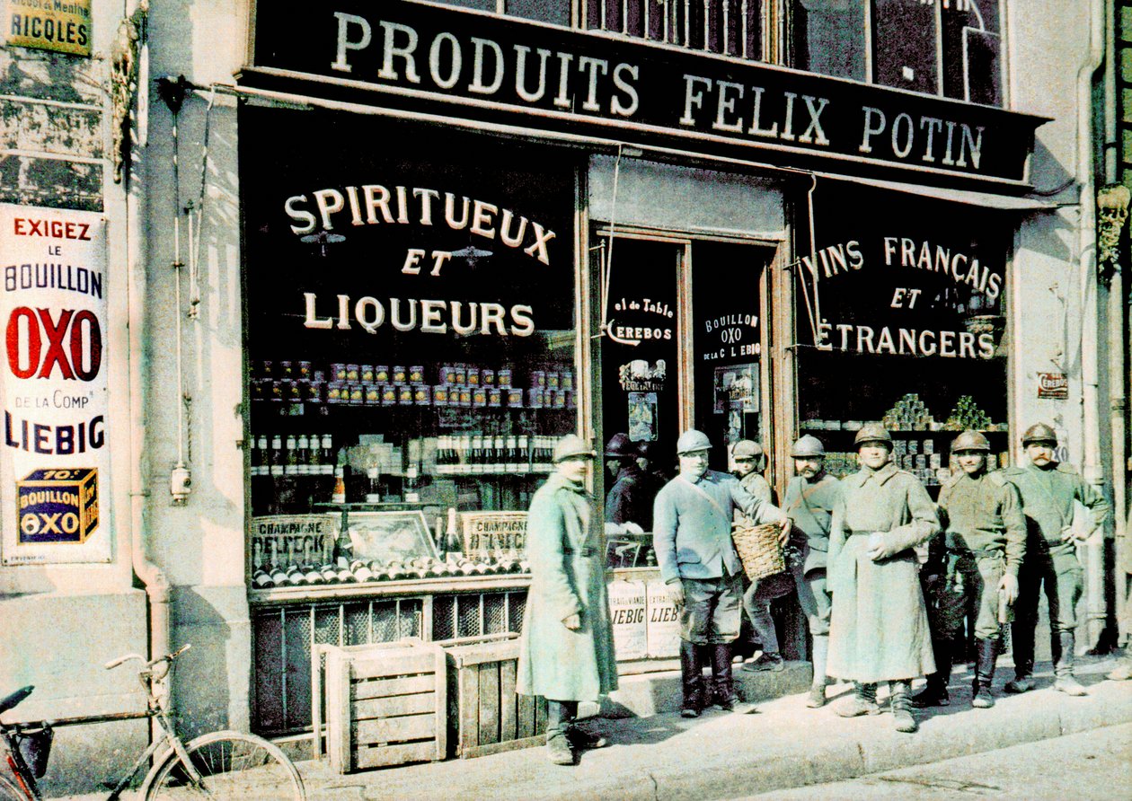 Francuscy żołnierze przed sklepem spożywczym Felix Potin na Place des Marchés, Reims, Francja, 1917 (autochrome) autorstwa Paul Castelnau