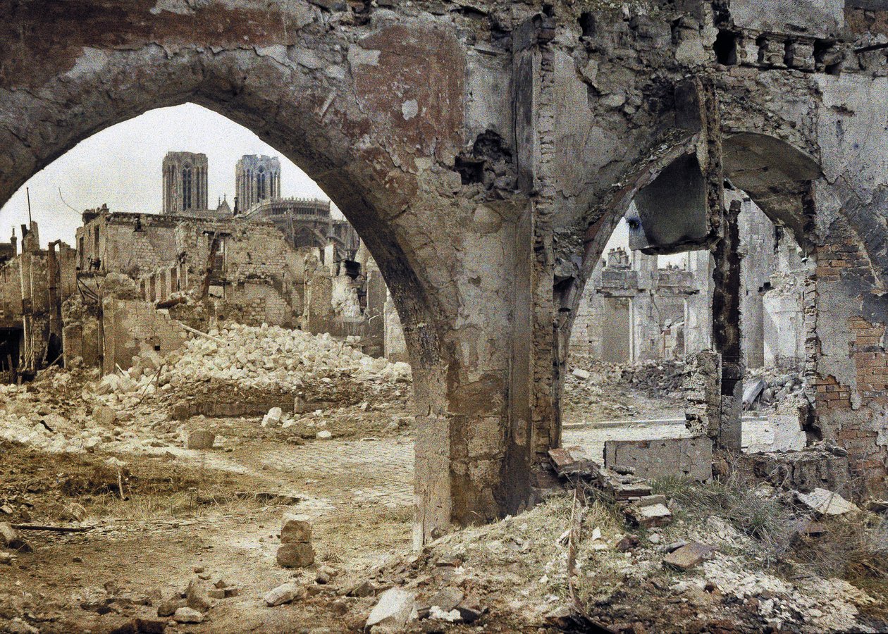 Wieże katedry Notre-Dame de Reims można zobaczyć przez uszkodzone okna śródmiejskiego budynku, Francja, 3 kwietnia 1917 (autochrome) autorstwa Paul Castelnau