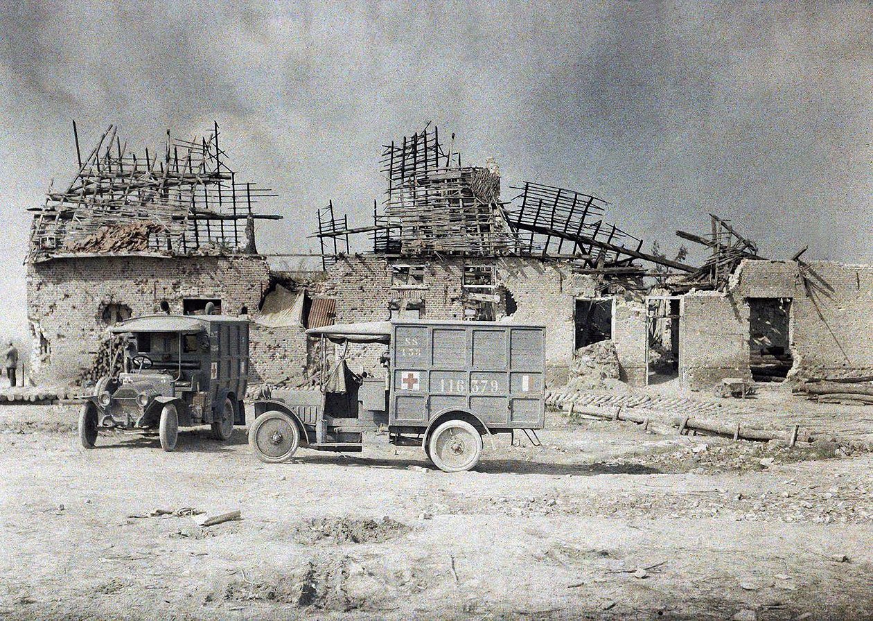 Dwa karetki przed budynkiem zniszczonym przez ostrzał artyleryjski, Belgia, 17 września 1917 (autochrome) autorstwa Paul Castelnau