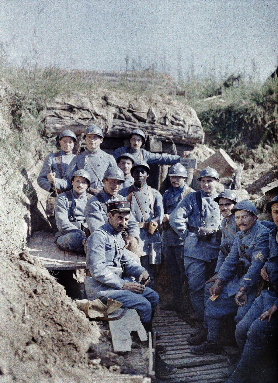 Grupa żołnierzy francuskich w okopach na linii frontu, Hirtzbach, departament Haut-Rhin, Alzacja, Francja, 16 czerwca 1917 (autochrom) autorstwa Paul Castelnau