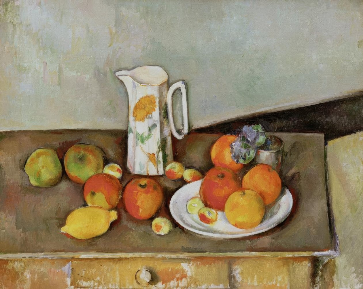 Martwa natura: dzbanek na mleko i owoce na stole autorstwa Paul Cézanne
