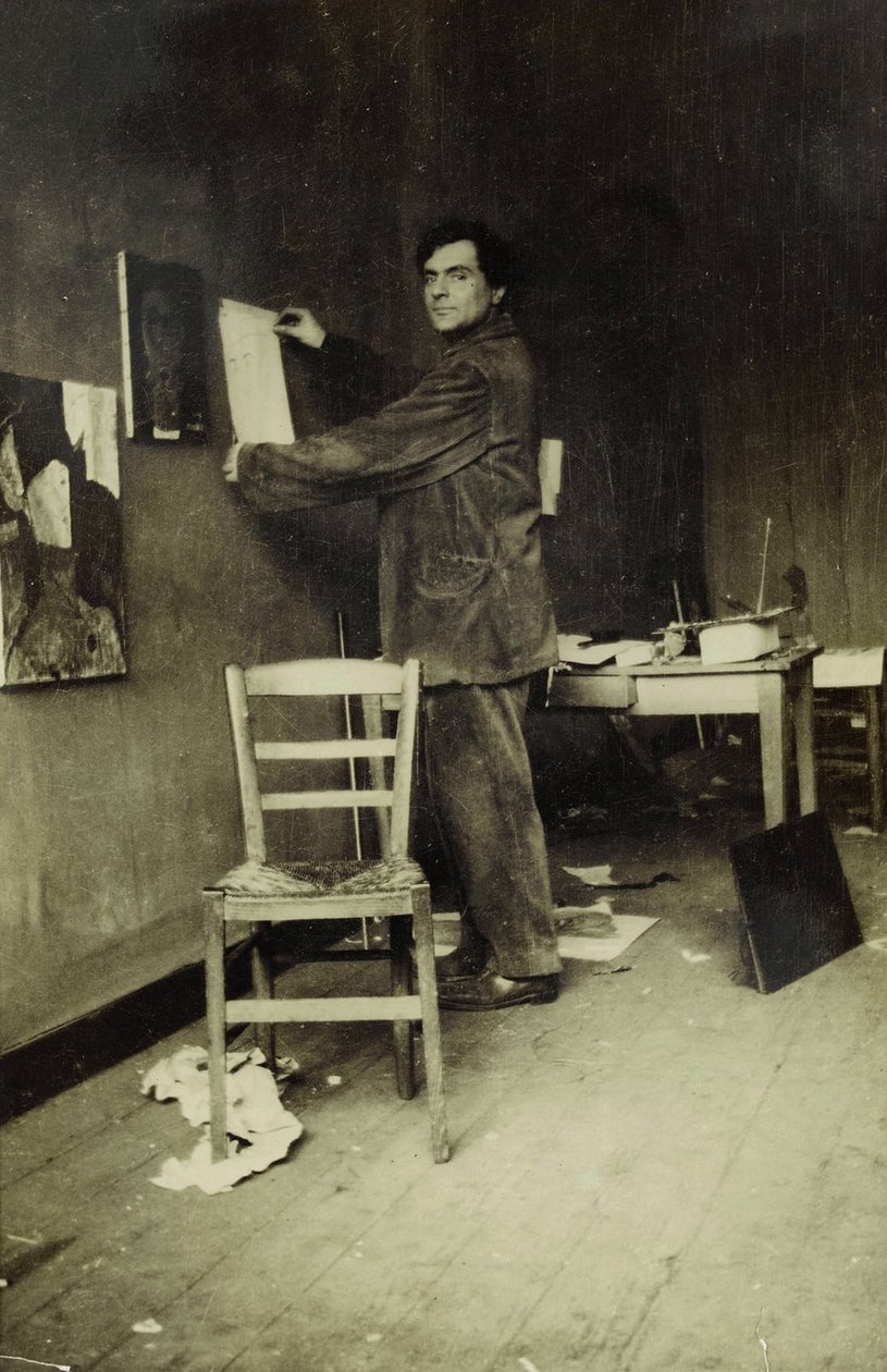 Amedeo Modigliani w swoim studio, ok. 1915 (zdjęcie czarno-białe) autorstwa Paul Guillaume