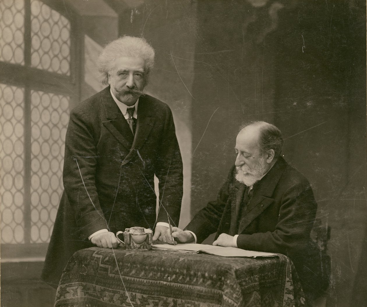 [Dwóch mężczyzn we wnętrzu, prawdopodobnie René Thorel i Hollman]. autorstwa Paul Nadar