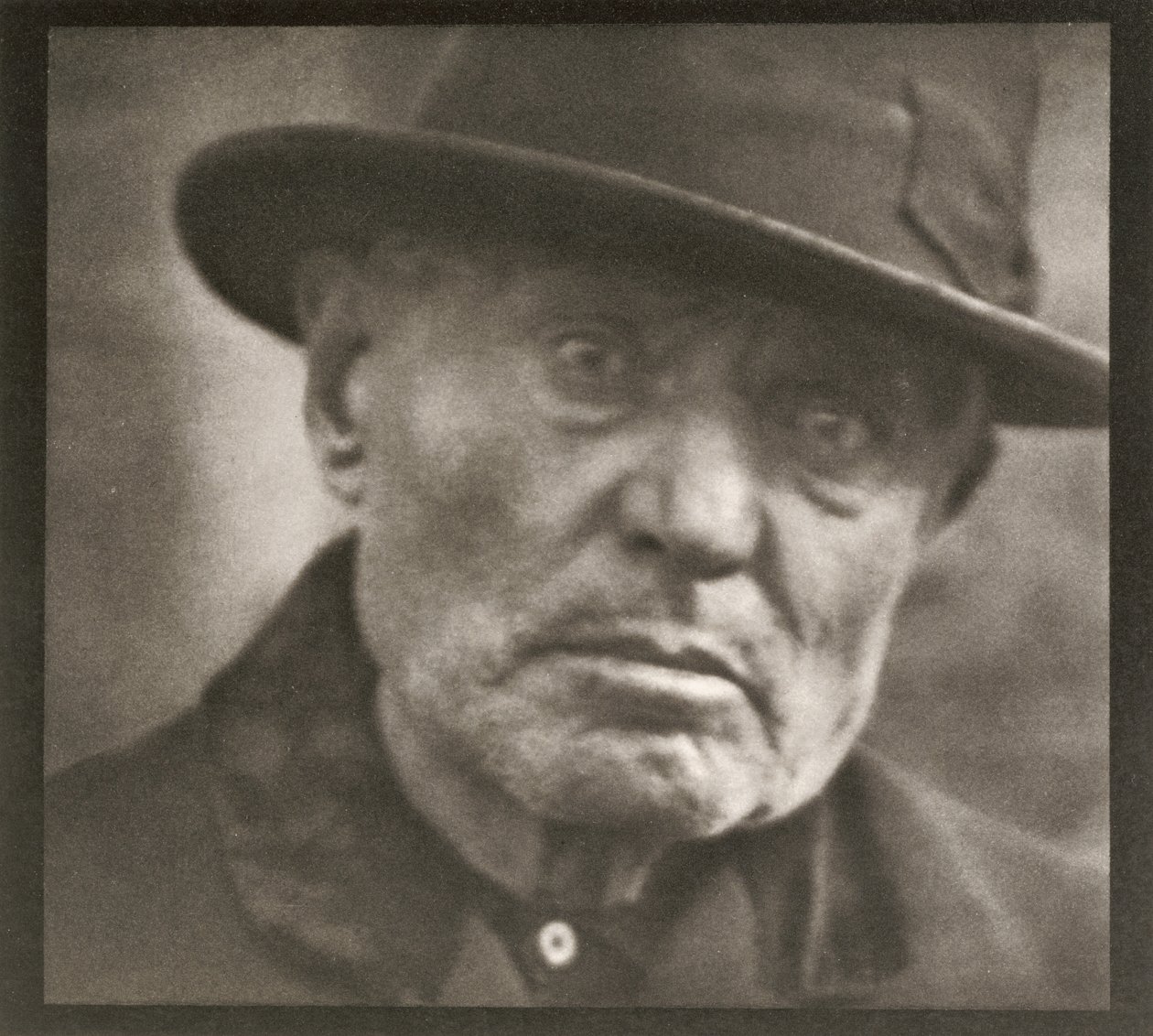 Zdjęcie - Nowy Jork [Mężczyzna - Five Points Square] autorstwa Paul Strand