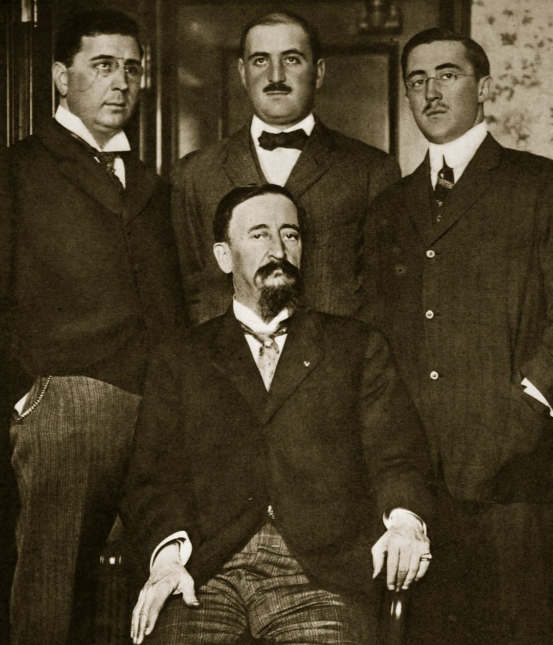 Francisco Madero i trzej jego synowie, Gustavo, Gabriel i Evaristo, w hotelu Astor, Nowy Jork, marzec 1911 autorstwa Paul Thompson