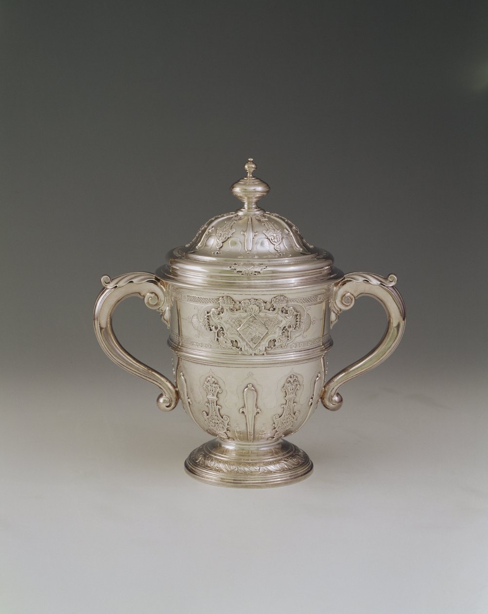 Kubek i pokrywka z dwoma uchwytami, 1730-31 autorstwa Paul de Lamerie