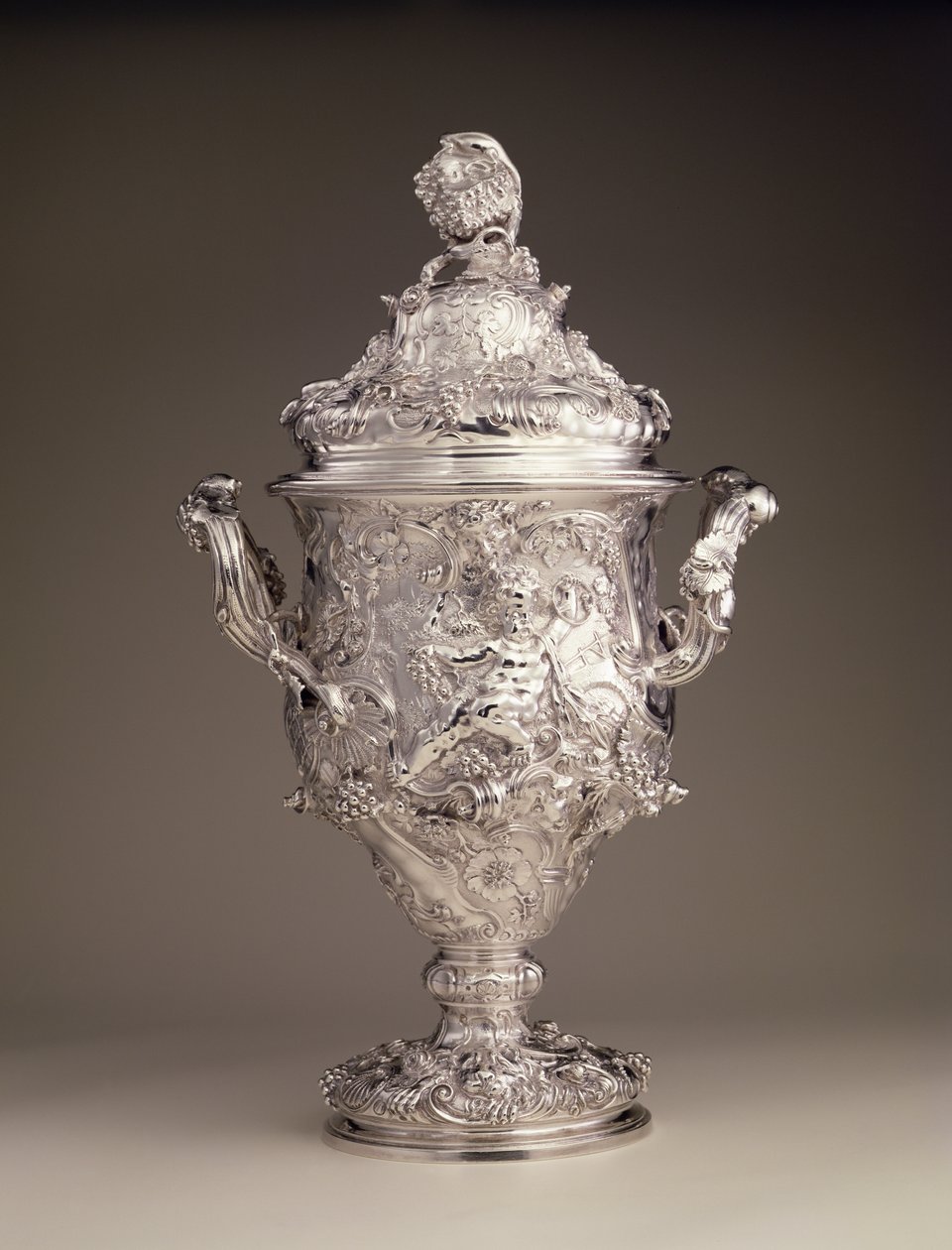 Kubek i pokrywka z dwoma uchwytami, 1742-43 autorstwa Paul de Lamerie