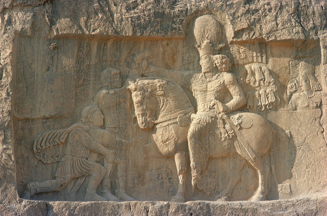 Relief przedstawiający króla Szapura I (241- 272 n.e.) i cesarza rzymskiego Waleriana (240-260 n.e.) Sasanidzi (wapień) autorstwa Persian