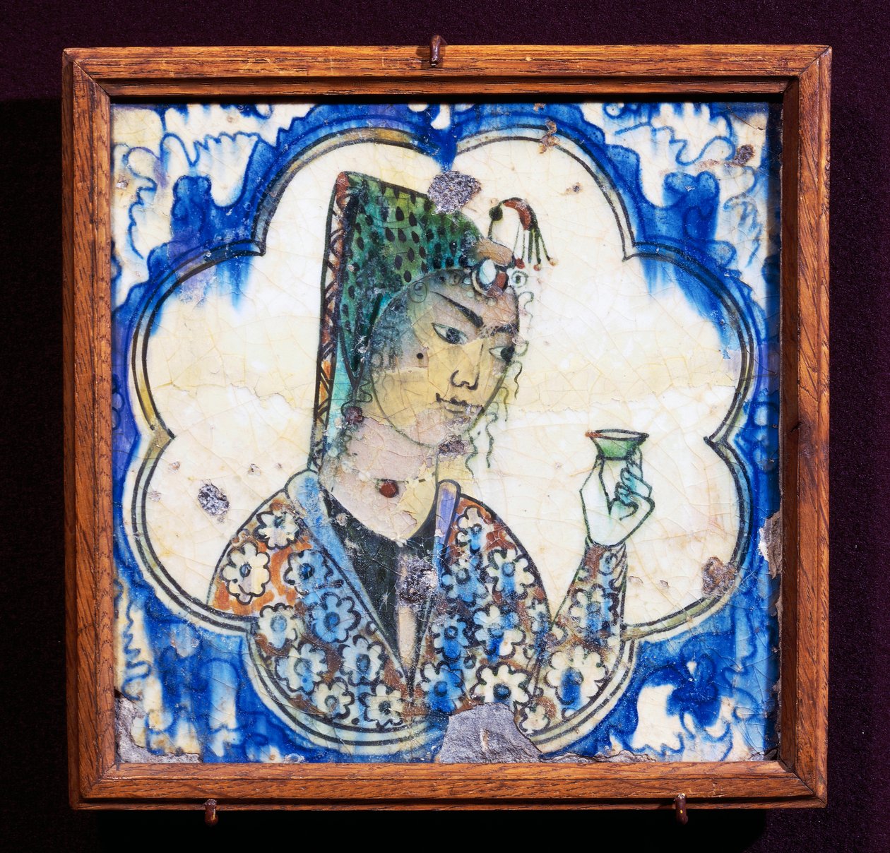 Płytka ceramiczna przedstawiająca młodą kobietę trzymającą wazon, cywilizacja perska autorstwa Persian School