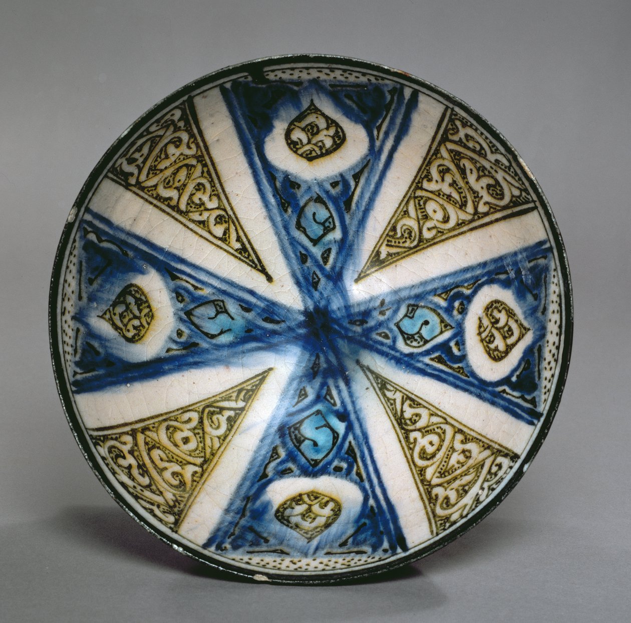 Naczynie, Kaszan, Iran, okres seldżucki, koniec XIII w. (pasta kamienna z polichromią pod glazurą) autorstwa Persian School