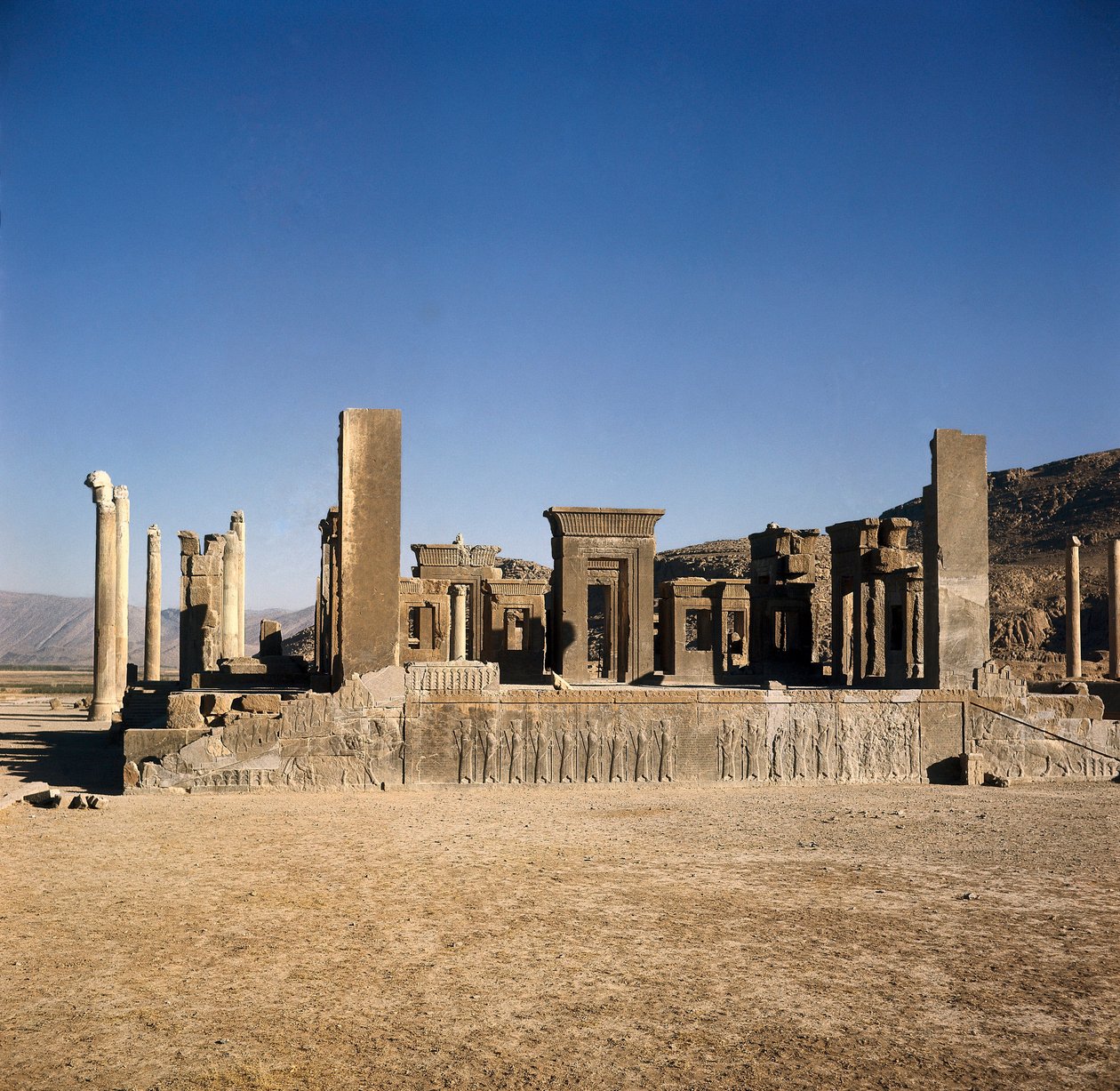 „„ Pałac Dariusza I (550-486 pne) w Persepolis (Iran) ””, teren perskiego imperium Aimenidów. VI-V wiek p.n.e. autorstwa Persian School