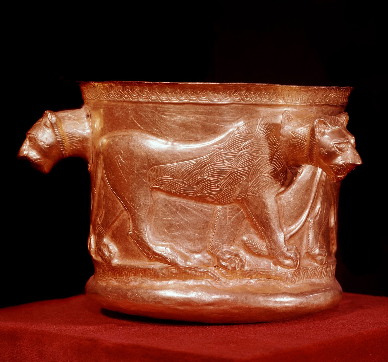 Sztuka perska: złoty puchar ozdobiony trzema lwami. Z Kalardasht. IX wiek naszej ery. Teheran, muzeum archeologiczne autorstwa Persian School