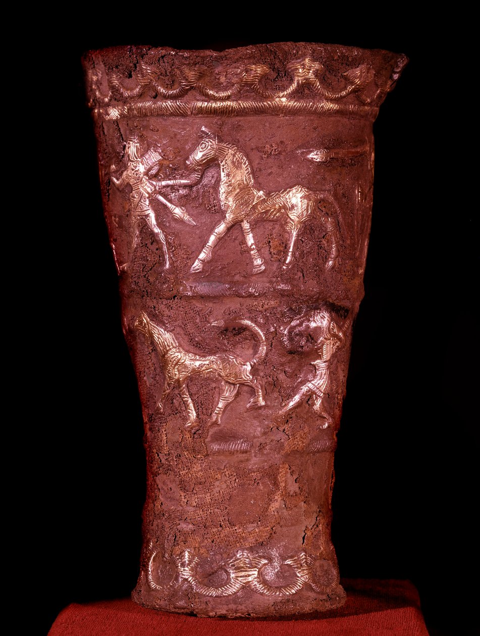 Sztuka perska: srebrny puchar inkrustowany złotem z Hassanlu, IX w. p.n.e. Sceny bitewne na górze i sceny polowania na dole. Teheran, muzeum archeologiczne. autorstwa Persian School