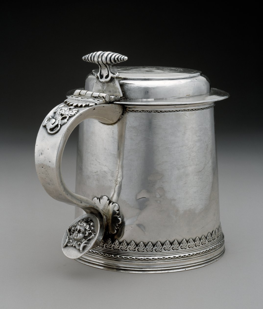 Kufel, ok. 1710 (srebrny) autorstwa Peter Van Dyck