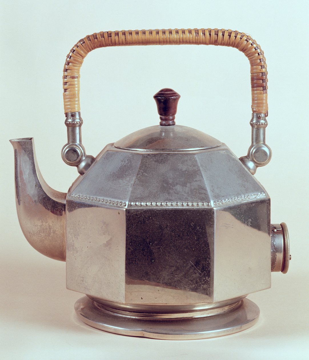 Czajnik elektryczny, zaprojektowany dla AEG, c.1908 autorstwa Peter Behrens