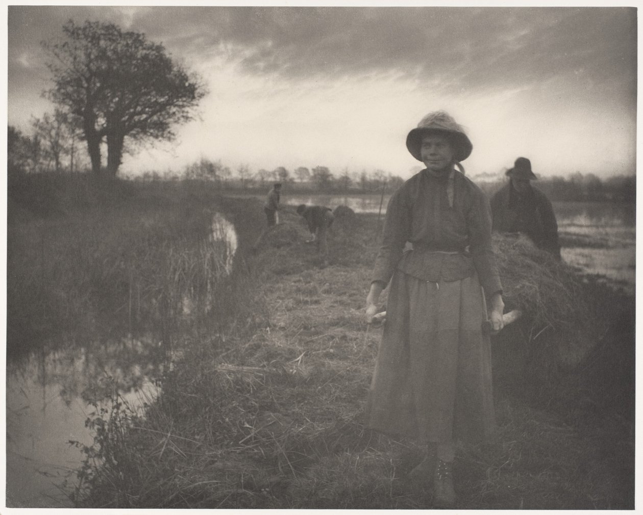 Przesuwanie siana bagiennego żerdziami autorstwa Peter Henry Emerson