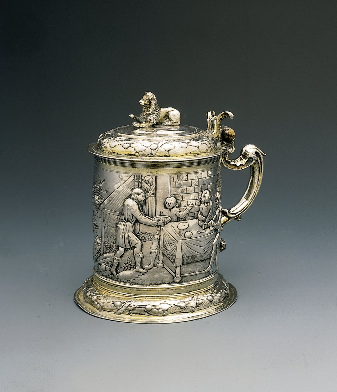 Kufel, ciało repusowane i ścigane z Jakubem walczącym z aniołem, a Abraham i Sara udzielający gościny Trójcy, Gdańsk, ok. 1690 (paczka pozłacane srebro) autorstwa Peter III Rohde