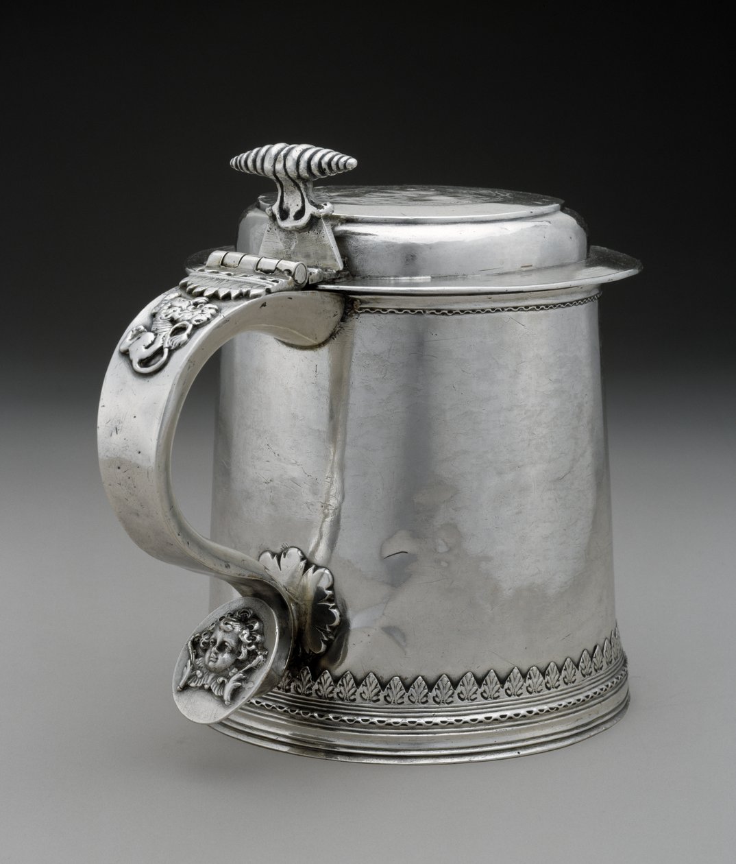 Kufel, ok. 1710 (srebrny) autorstwa Peter Van Dyck