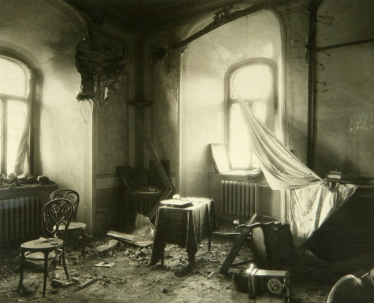 Rewolucja rosyjska 1917: Wnętrze monastyru Chudov na Kremlu po bombardowaniu w listopadzie 1917. Zdjęcie Piotra Pietrowicza Pawłowa (1860-1925) autorstwa Petr Petrovich Pavlov