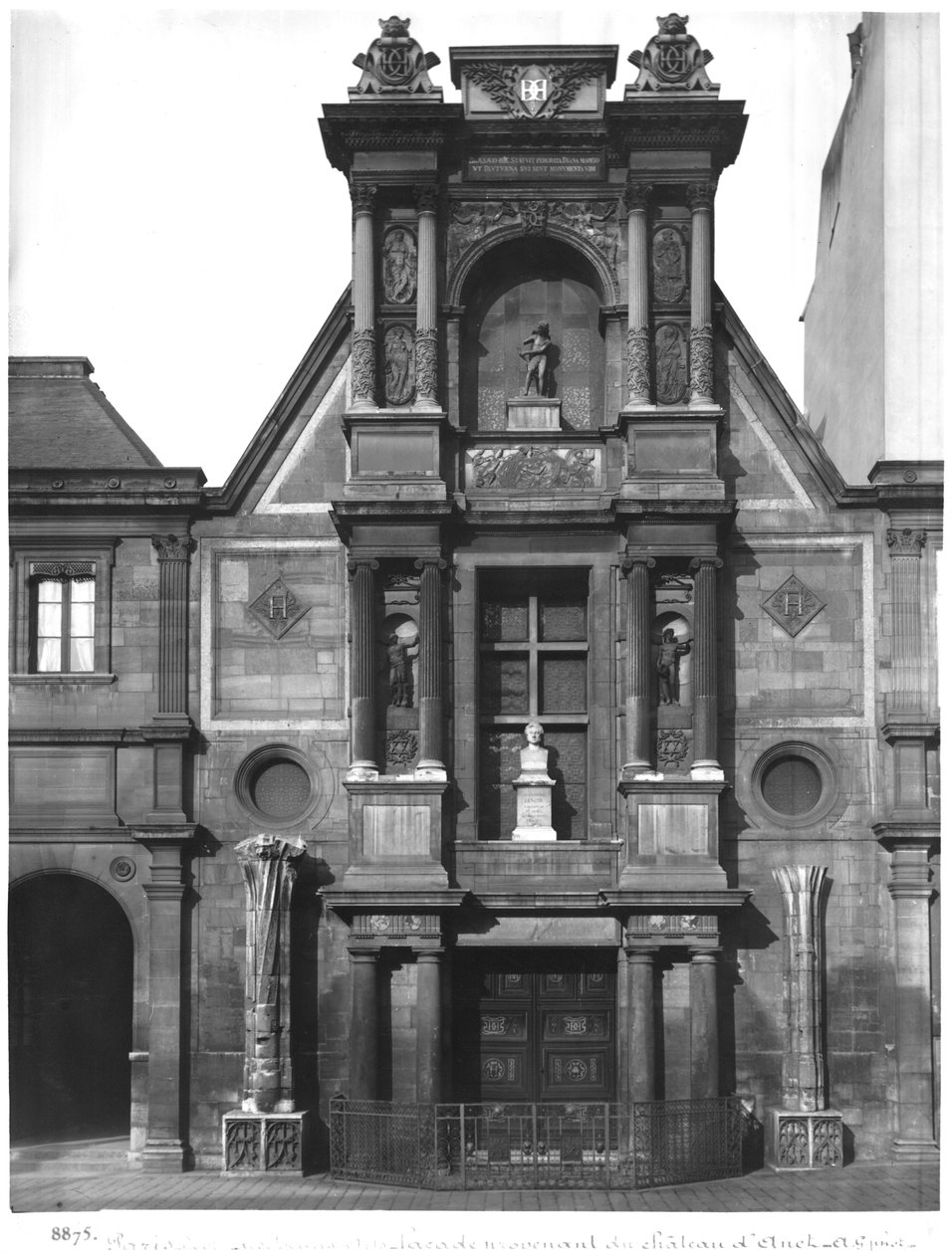 Środkowa część fasady głównej, z zamku Anet, na dziedzińcu Ecole des Beaux-Arts, 1547-52 (zob. też 162439) autorstwa Philibert Delorme