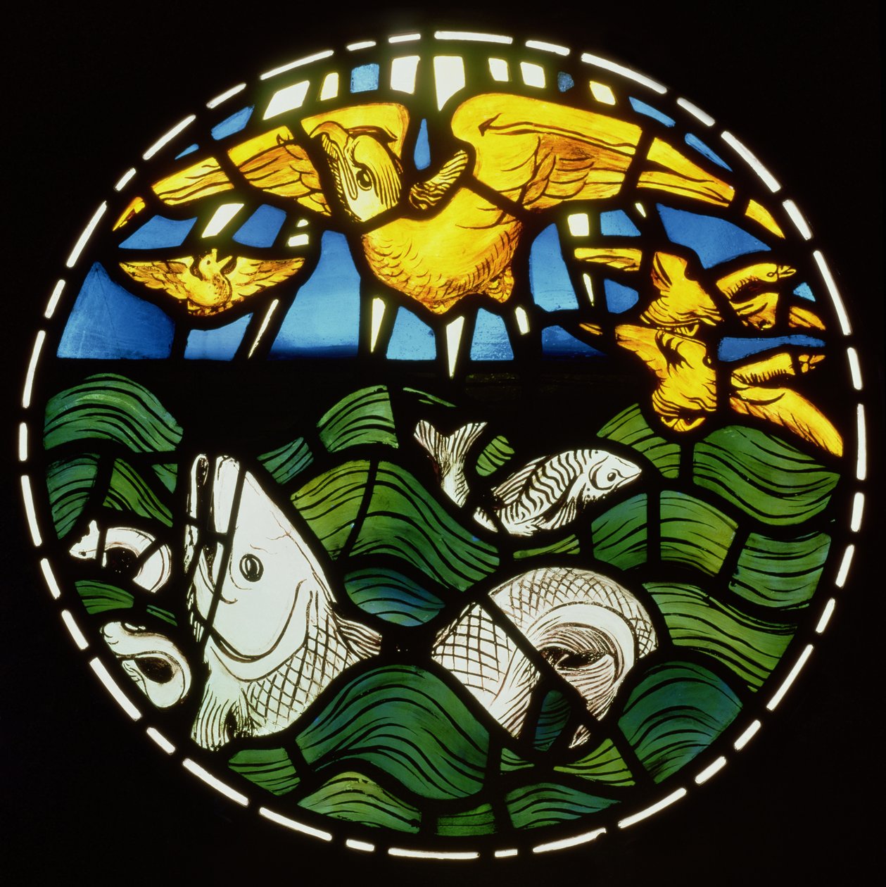 Ptaki i ryby, fragment z okna stworzenia, 1861 (witraż) (zob. 12053) autorstwa Philip Webb