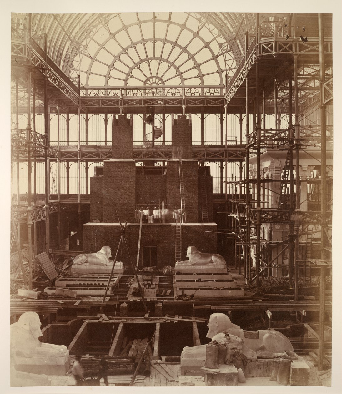Przygotowania do wzniesienia Kolosów Abu Simbel, Crystal Palace, z „Fotograficzne widoki postępu Crystal Palace, Sydenham” autorstwa Philip Henry Delamotte