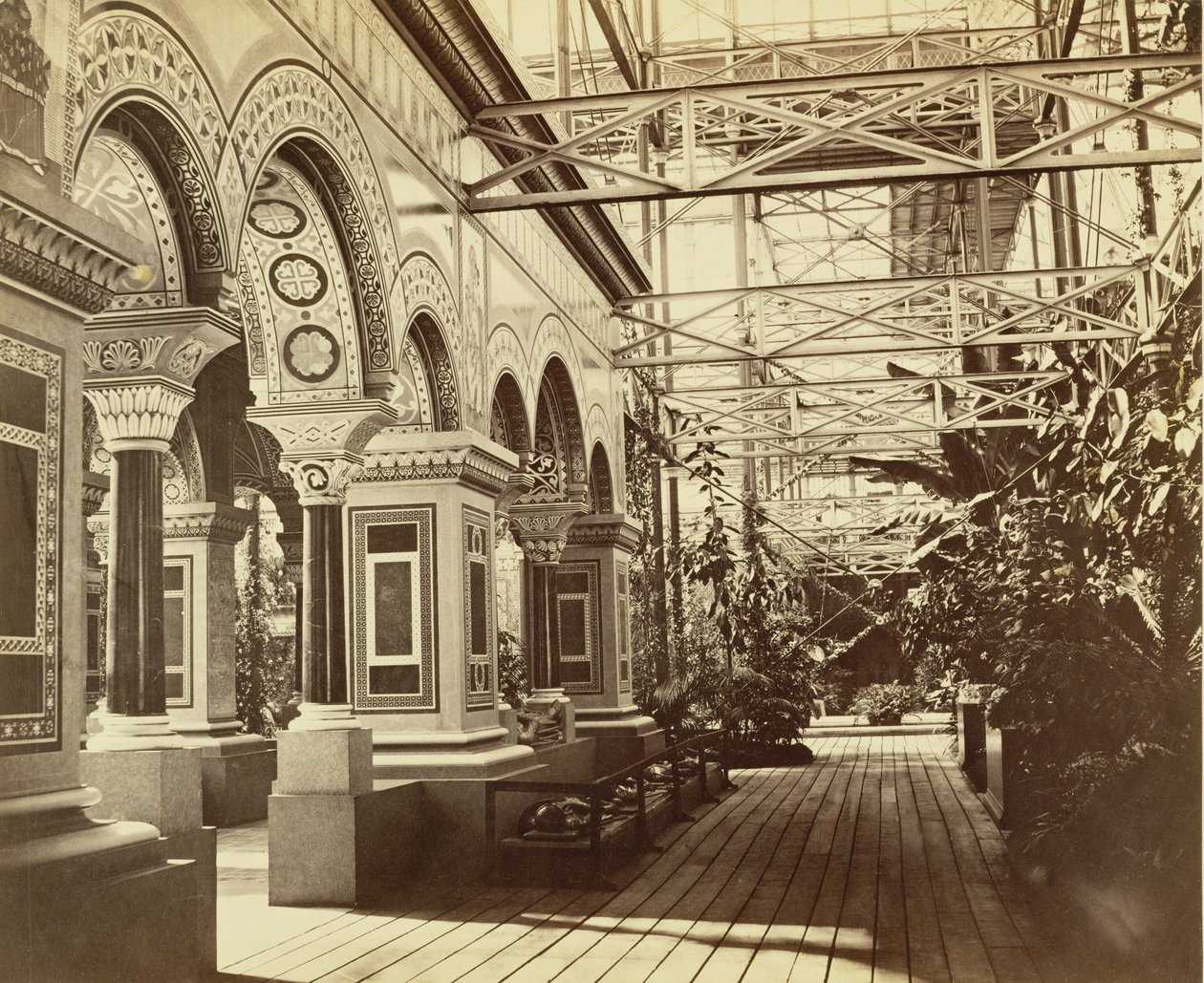 Sydenham: Crystal Palace, wejście do Dworu Bizantyjskiego, 1854 r. autorstwa Philip Henry Delamotte