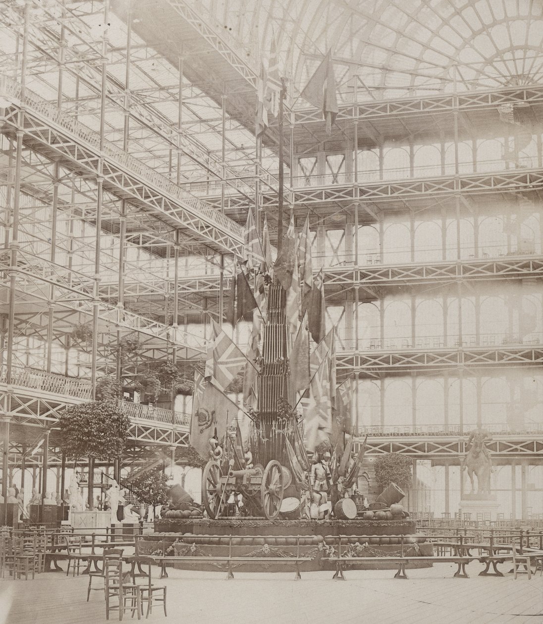 Trofeum wojskowe wzniesione podczas wizyty „Les Guides”, wydrukowane w „Photographic Views of the Progress of the Crystal Palace, Sydenham” autorstwa Philip Henry Delamotte