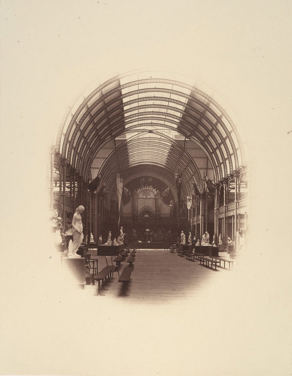 Widok w Central Hall, Wystawa Skarbów Sztuki, Manchester, 1857. autorstwa Philip Henry Delamotte