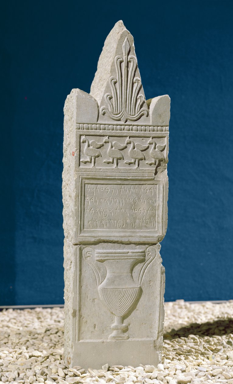 Stela wotywna z trójkątnym frontonem, 830-146 p.n.e. (wapień) autorstwa Phoenician