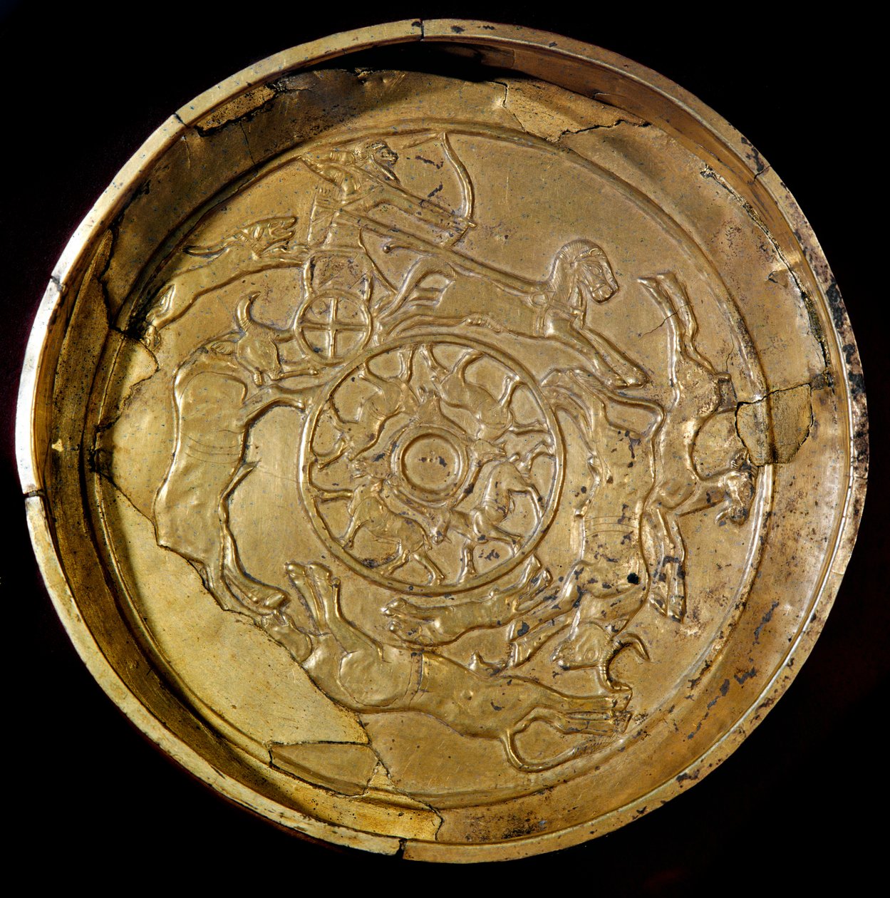 Sztuka fenicka: złoty talerz zdobiony królewską sceną polowania. Od Ras Shamra (Ugarit lub Ougarit) XIV wiek p.n.e. Średnica 19 cm Paryż, Luwr autorstwa Phoenician