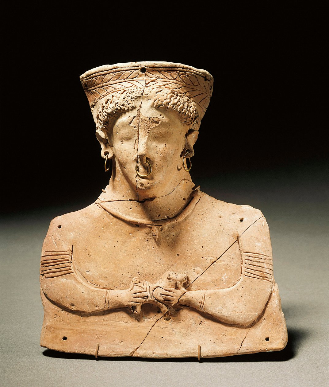 Sztuka fenicka: statuetka z terakoty przedstawiająca boskiego Tanita, przekłute uszy i nos. III-II wiek p.n.e. Madryt, Museo Arqueologico Nacional autorstwa Phoenician