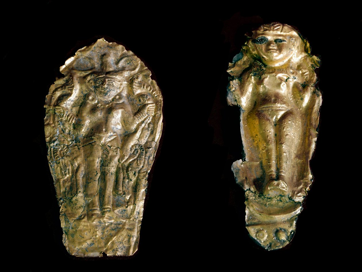 Sztuka fenicka: dwie złote statuetki wybijają z lewej strony boginię Isztar (Inanna lub Astarte) na talerzu, z prawej bogini płodności z uniesionymi ramionami z Tink El Beida w Syrii. XV w.-XII w. p.n.e. Paryskie Muzeum Luwru autorstwa Phoenician