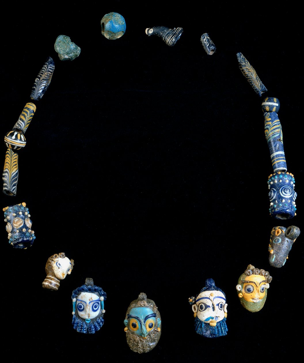 Naszyjnik ze szklanej pasty z zawieszkami przedstawiającymi brodate głowy, pochodzący z Olbii, obecnie przechowywany w Narodowym Muzeum Archeologicznym w Cagliari autorstwa Phoenician Phoenician