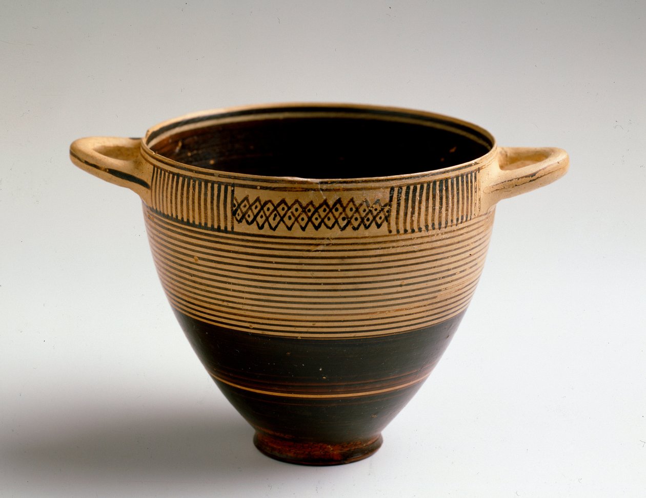 Sztuka fenicka: typ Kotyl wycięty w malowanej glinie. Od Laurie (Almunecar w Hiszpanii) Wym. 8x9,2 cm Granada, muzeum archeologiczne autorstwa Phoenician Phoenician