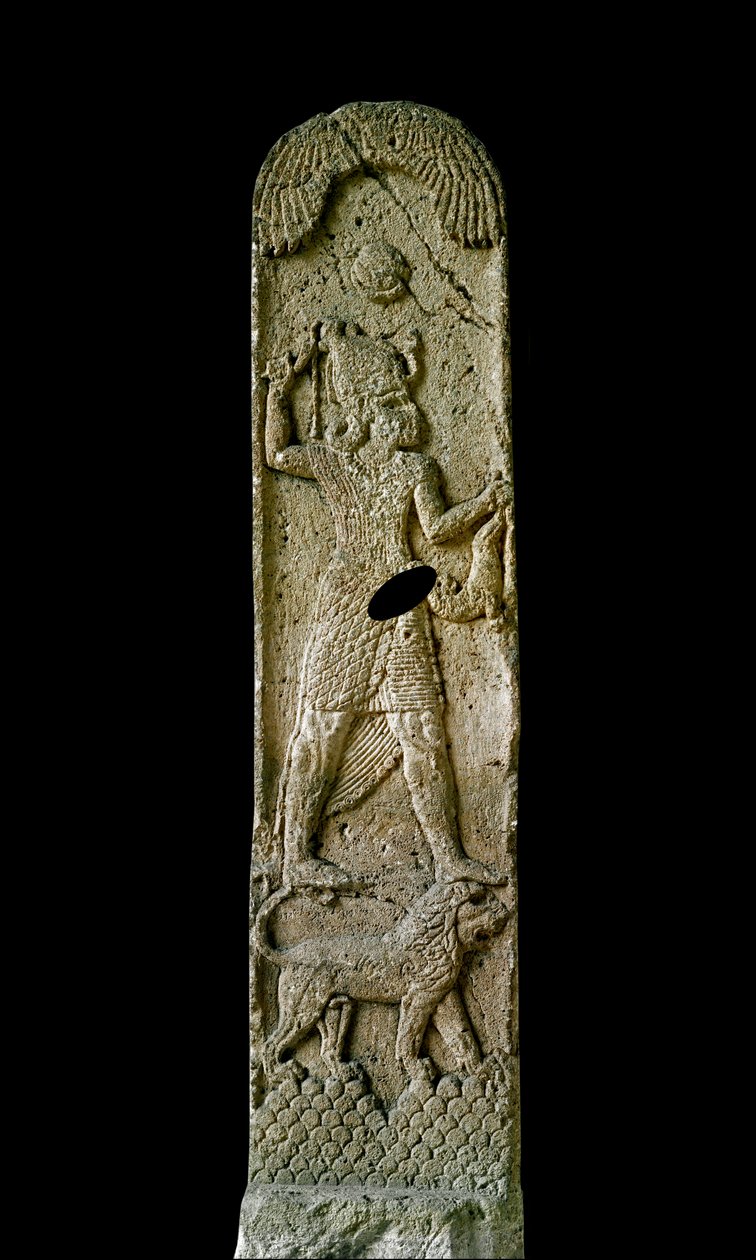 Sztuka fenicka: stela wapienna zwana Amrit: prawdopodobnie Melquart (Melqart, Melkart lub Melkhart) przedstawia na swoim lwie dysk słoneczny nad nim. VI lub V wiek p.n.e. Od Amrita. Dim 180 cm Paryż, Luwr autorstwa Phoenician School
