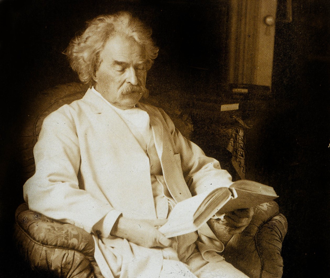 Mark Twain (Samuel Langhorne Clemens 1835-1910) amerykański pisarz, tutaj czyta, c; 1910 autorstwa Photographer American