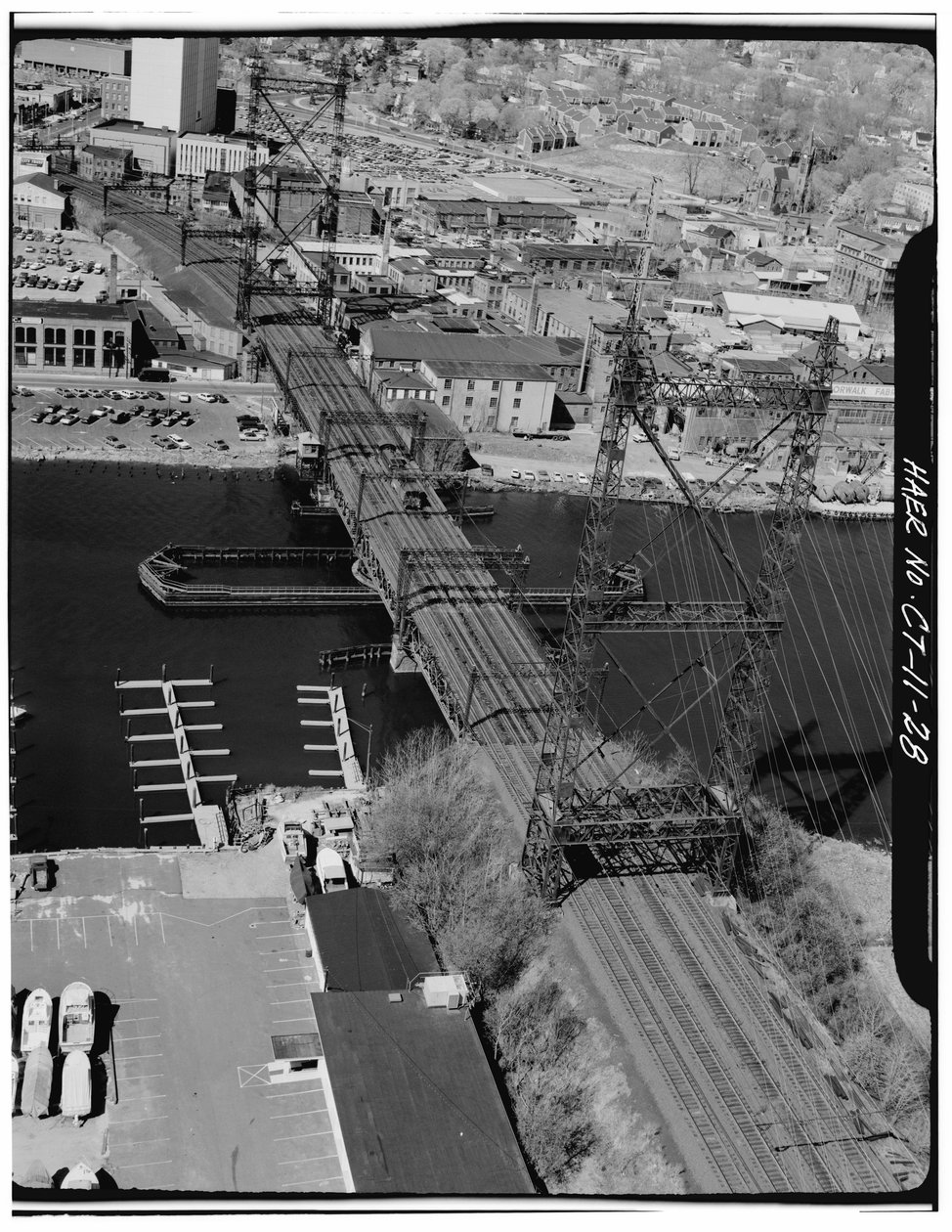 Norwalk River Bridge, Norwalk, Connecticut (zdjęcie czarno-białe) autorstwa Photographer American