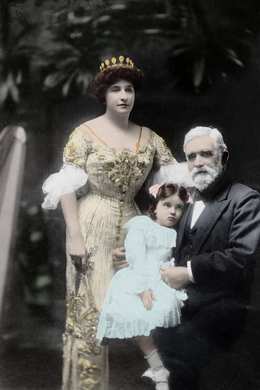 Australijska piosenkarka Nellie (Nelly) Melba (1861-1931) z ojcem i niezidentyfikowaną małą dziewczynką. Melbourne, fotografia z początku XX wieku autorstwa Photographer Australian