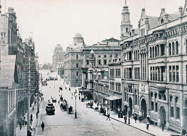Bridge Street, Sydney, ok. 1900, z „Pod Krzyżem Południa – Przebłyski Australii”, wydane przez Department of External Affairs, Melbourne autorstwa Photographer Australian