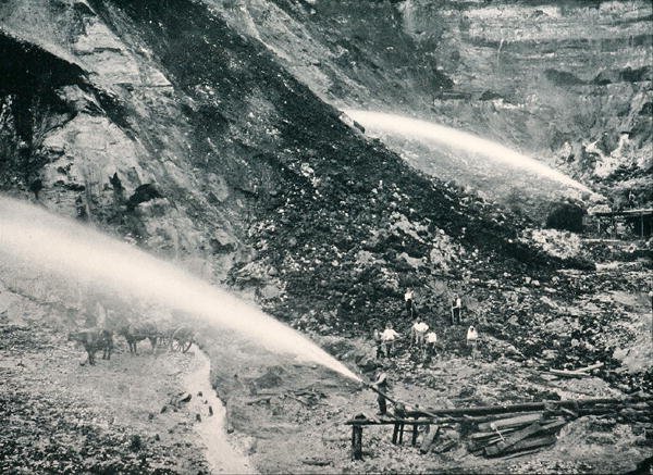 Hydraulic sluicing aluwialnych złóż cyny, Tasmania, ok. 1900, z „Under the Southern Cross – Glimpses of Australia”, opublikowane przez Department of External Affairs, Melbourne autorstwa Photographer Australian